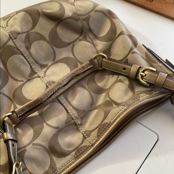 Elegant Cream Shoulder Bag - Picture 7 of 7